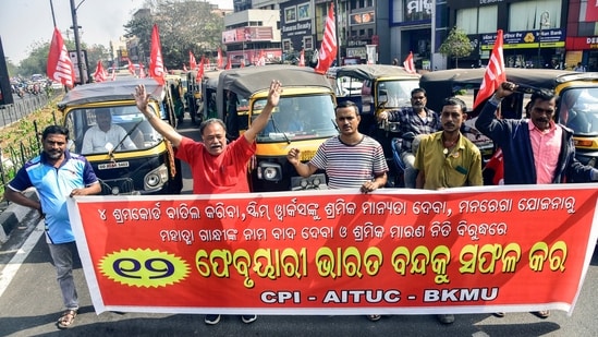 भारत-अमेरिका व्यापार समझौते पर विरोध के बीच संयुक्त किसान मोर्चा का 12 फरवरी का आह्वान| भारत समाचार