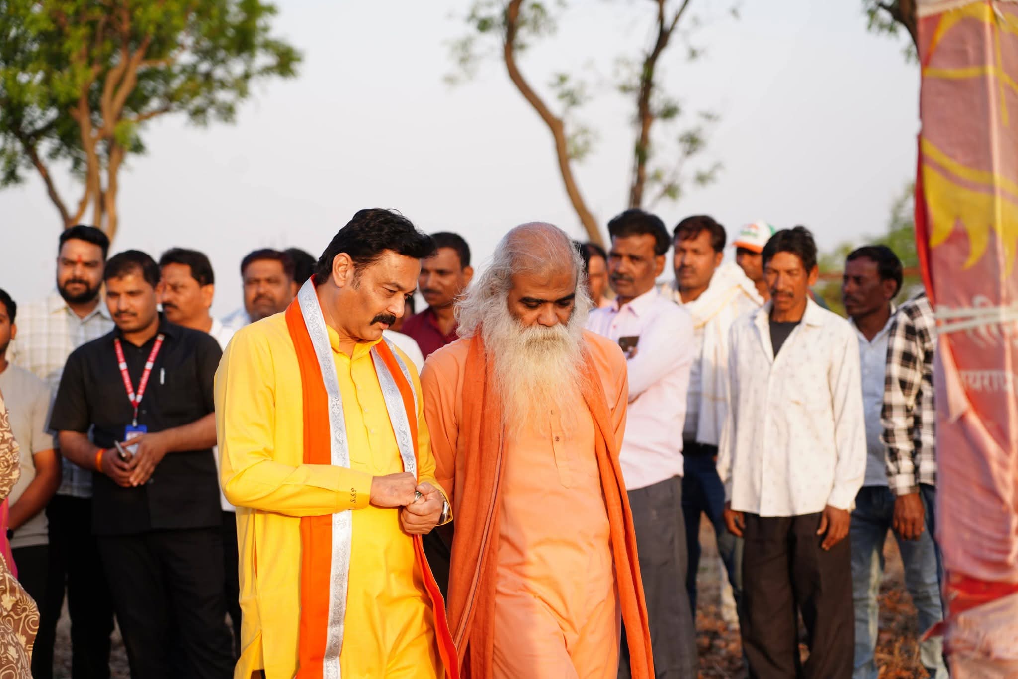 विजयराघवगढ़ में राम राजा पर्वत पहुंचे रामलला हम आयेंगे का नारा देने वाले बाबा सत्यनारायण मौर्य