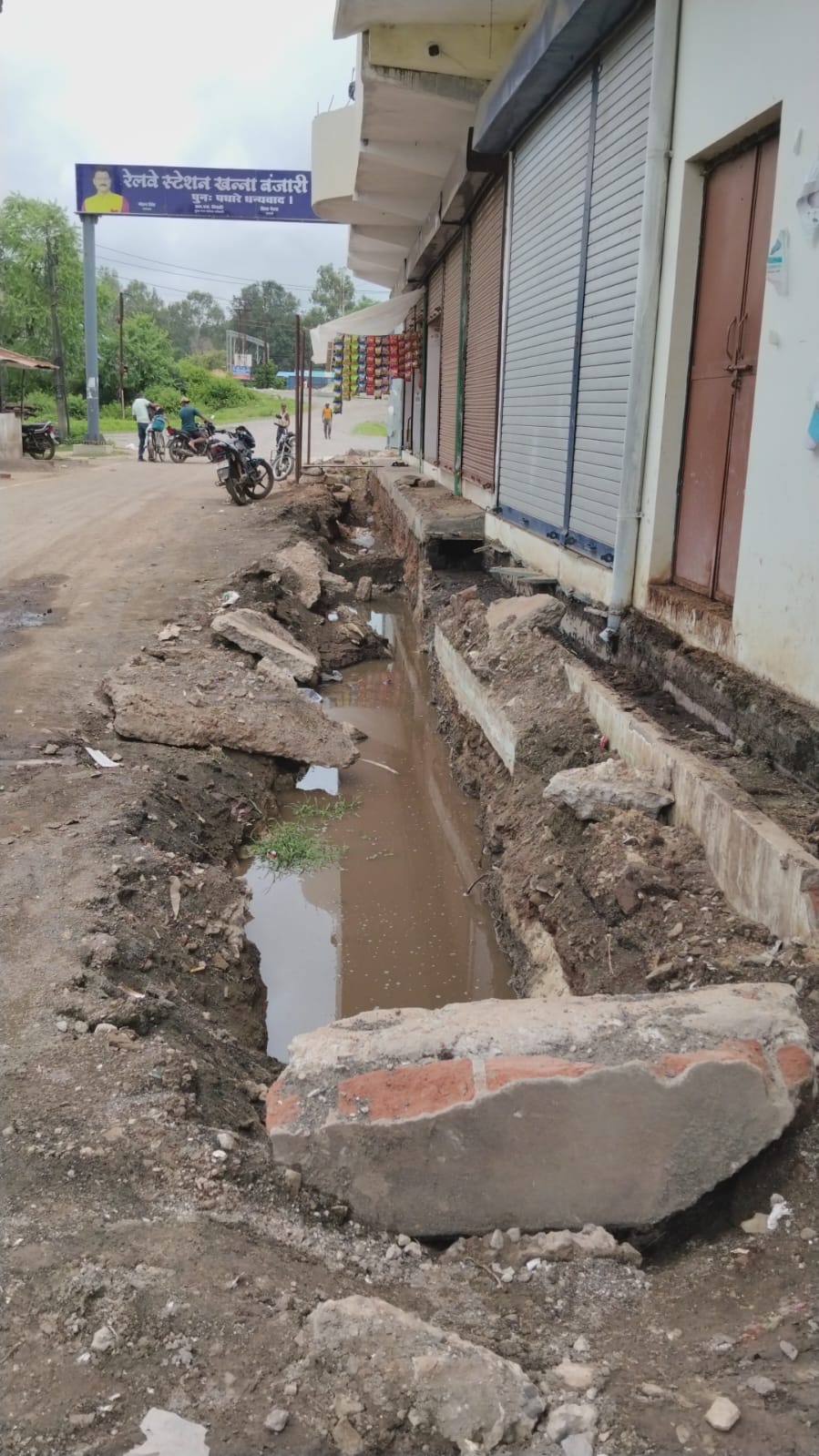 महीनों से खुला पड़ा नाली का गड्ढा दुर्घटना को दे रहा दावत, नगर परिषद के जिम्मेदार कुंभकर्णीय निद्रा में लीन