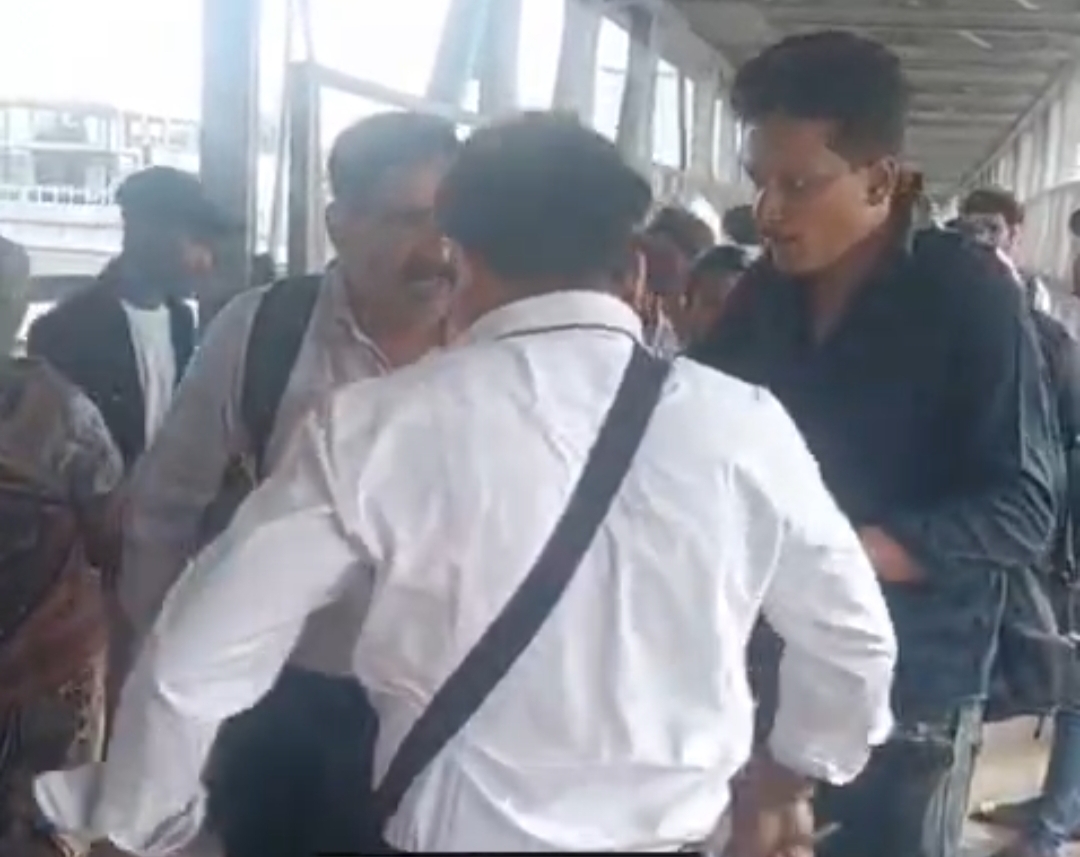 टिकट चेकिंग के दौरान हंगामे का वीडियो हुआ वायरल, मुड़वारा स्टेशन का मामला