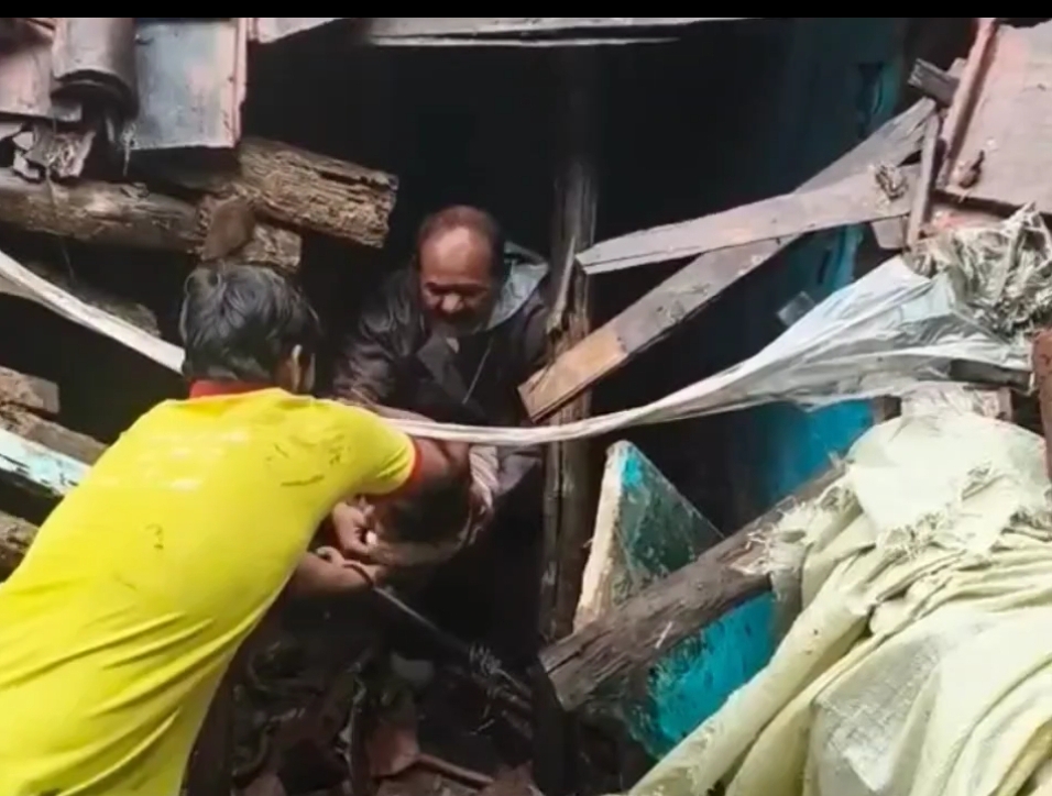बारिश ने बरपाया कहर, श्मशान भूमि के पास स्थित कच्चा मकान भरभरा कर हुआ धराशाई, बाल बाल बचा 2 साल का मासूम और पूरा परिवार